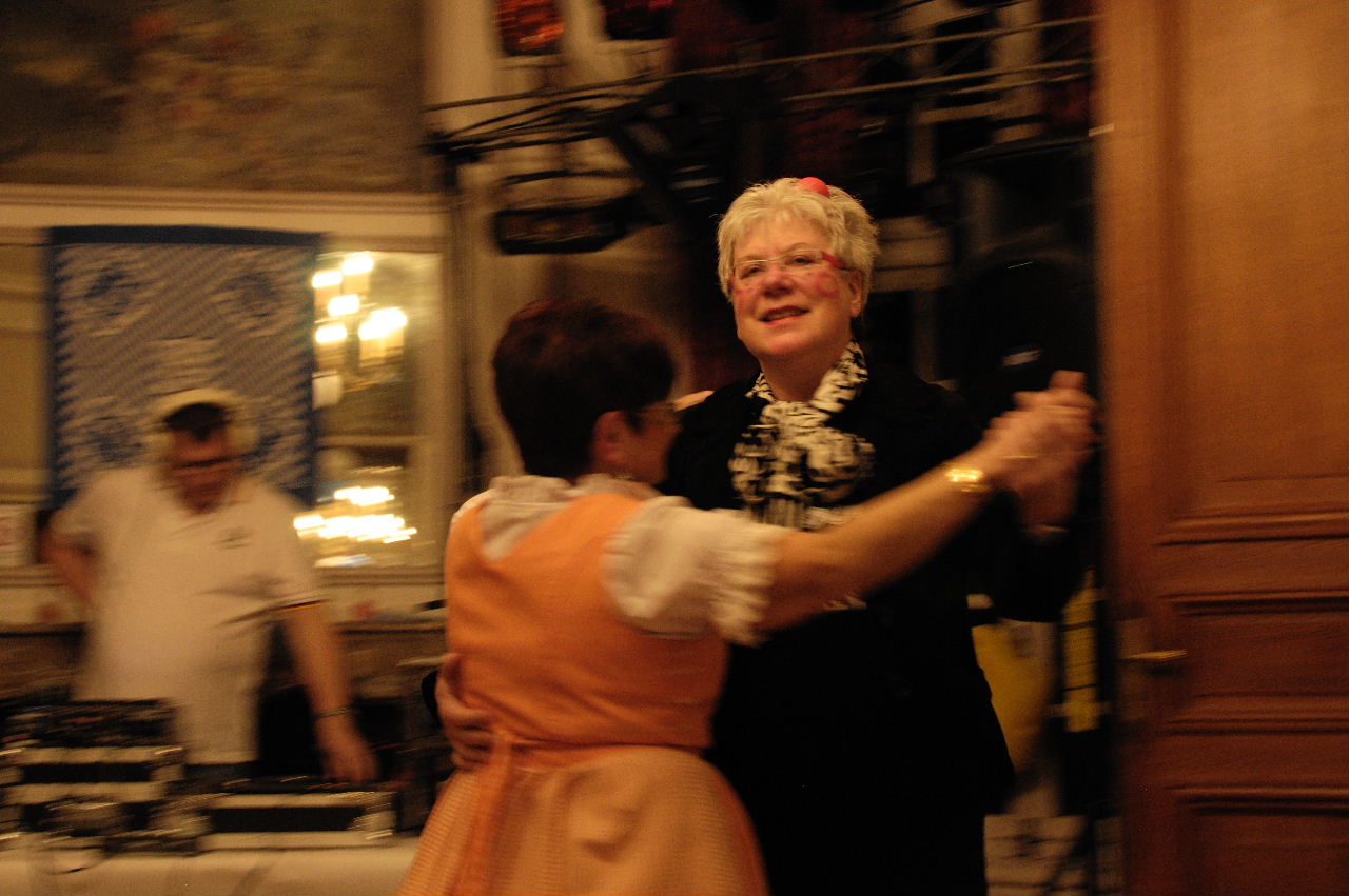 Helga et Michèle sur la piste de danse