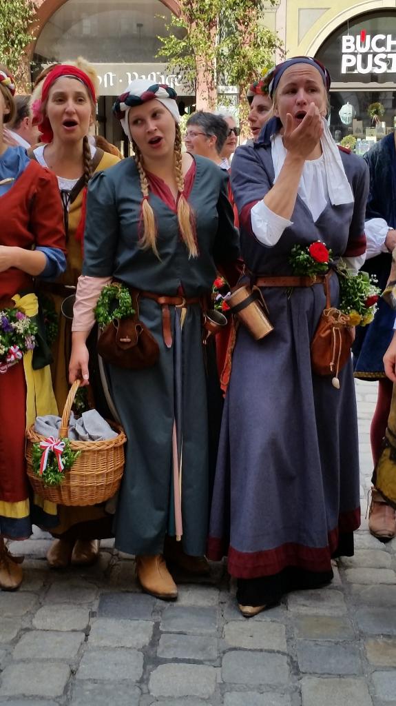 La comédienne rencontrée plus tôt fait partie de ce groupe