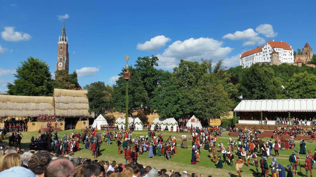 Les participants du défilé arrivent sur le terrain du tournoi