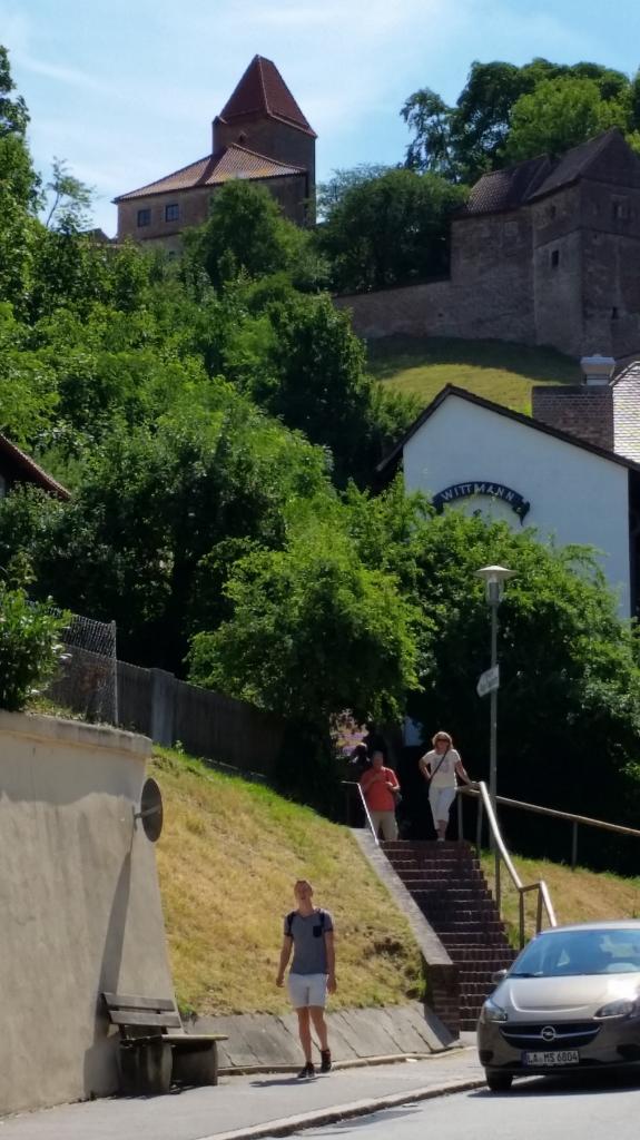 Départ de l'escalier en briques menant au Burg Trausnitz