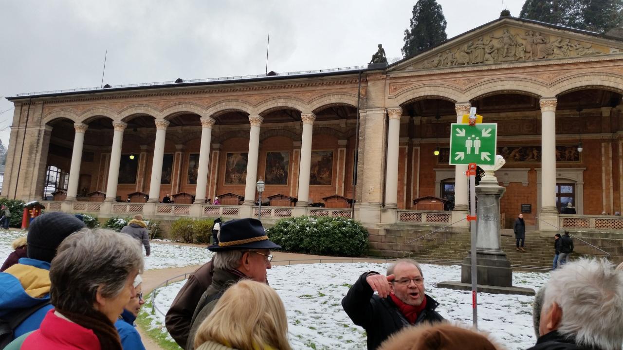 Notre guide devant le Trinkhalle