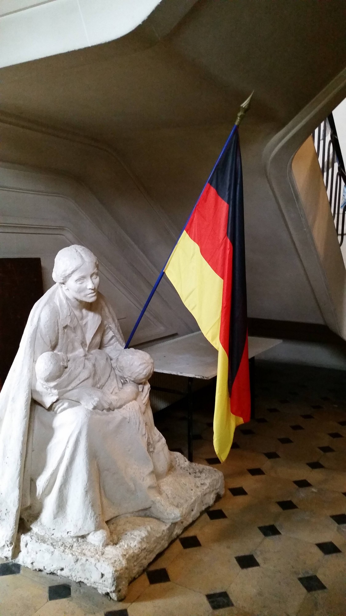 La statue et le drapeau