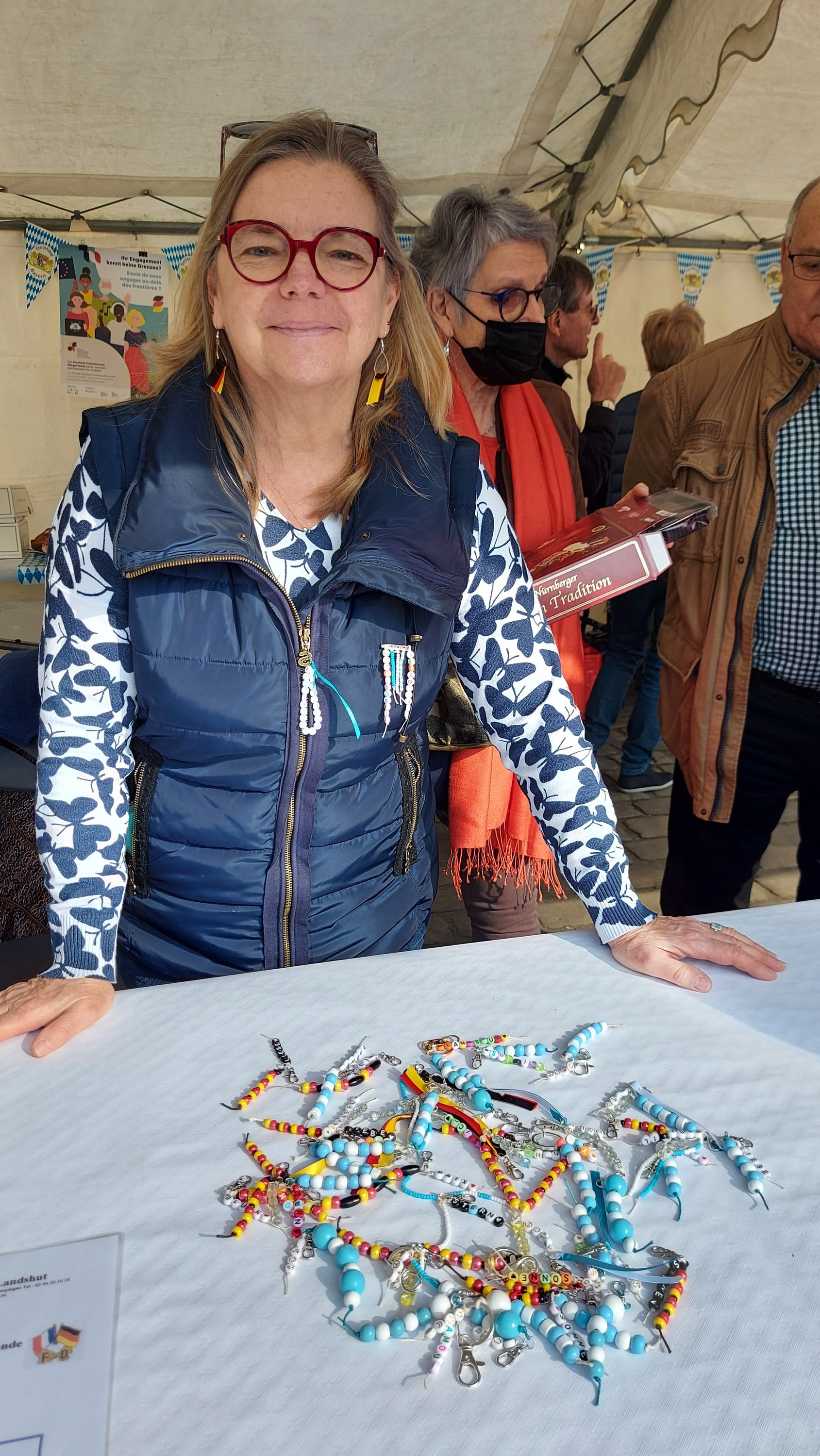 Véronique a préparé des boucles d'oreilles décorées selon le thème Compiègne Landshut