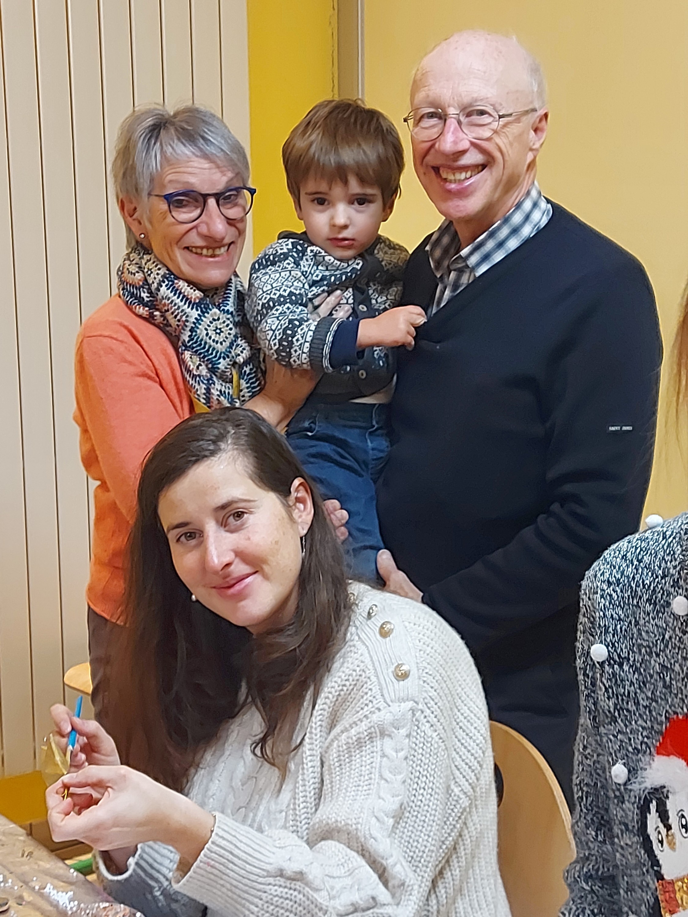 Atelier boules de Noël supervisé par Marie Agnès