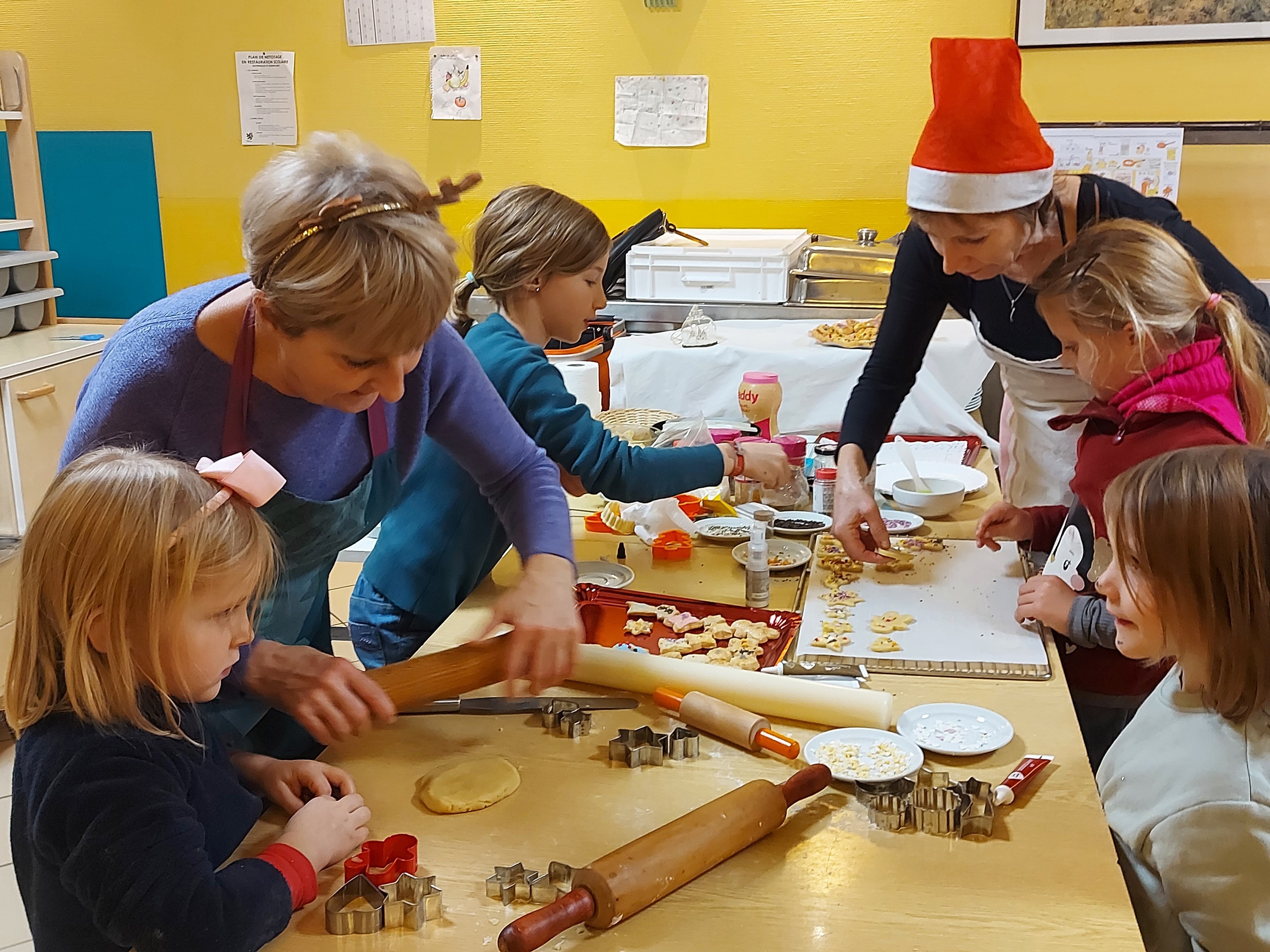 Les sablés de Noël sous la direction d'Anne Marie et de Jo