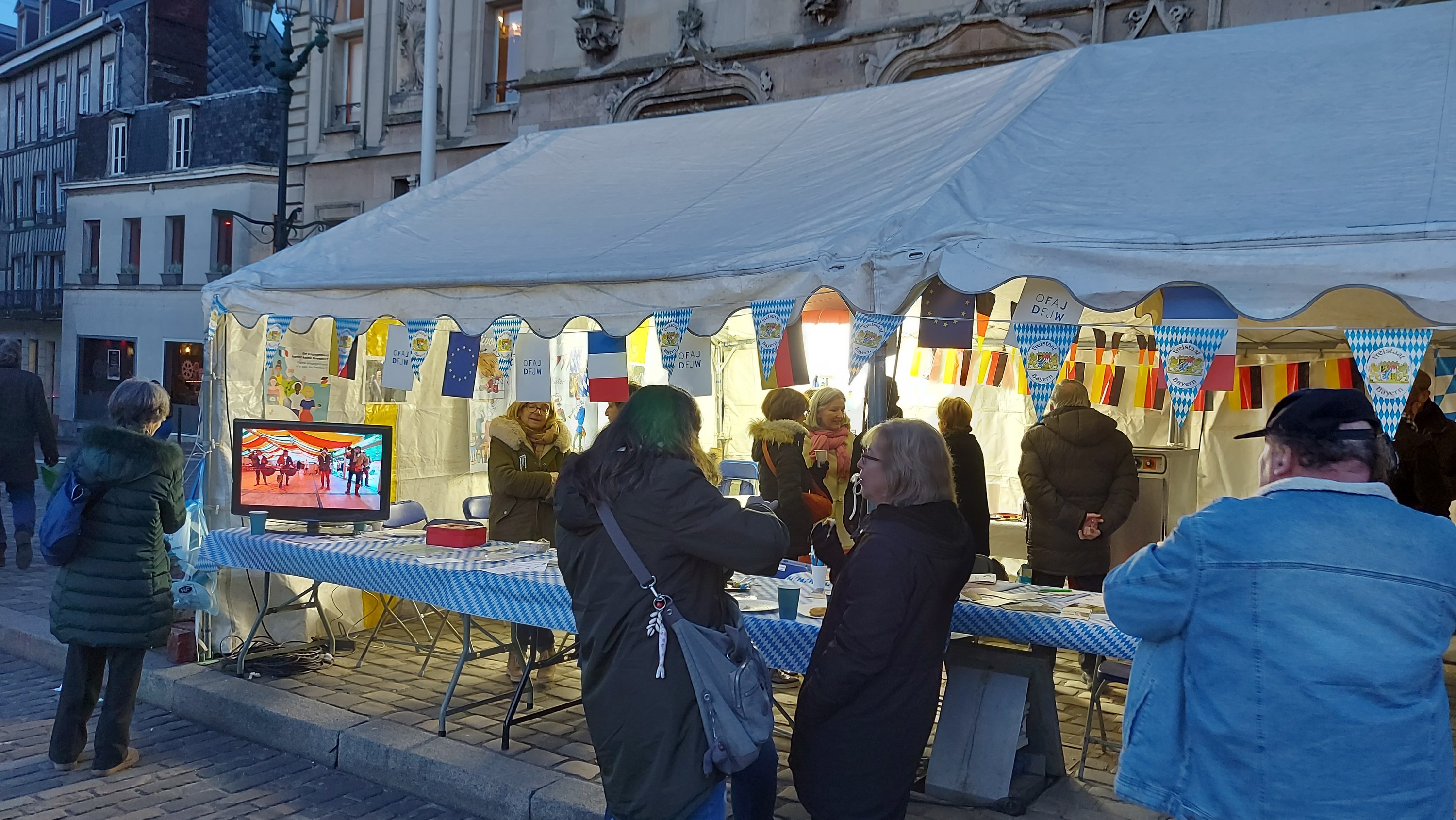 Le stand à la nuit