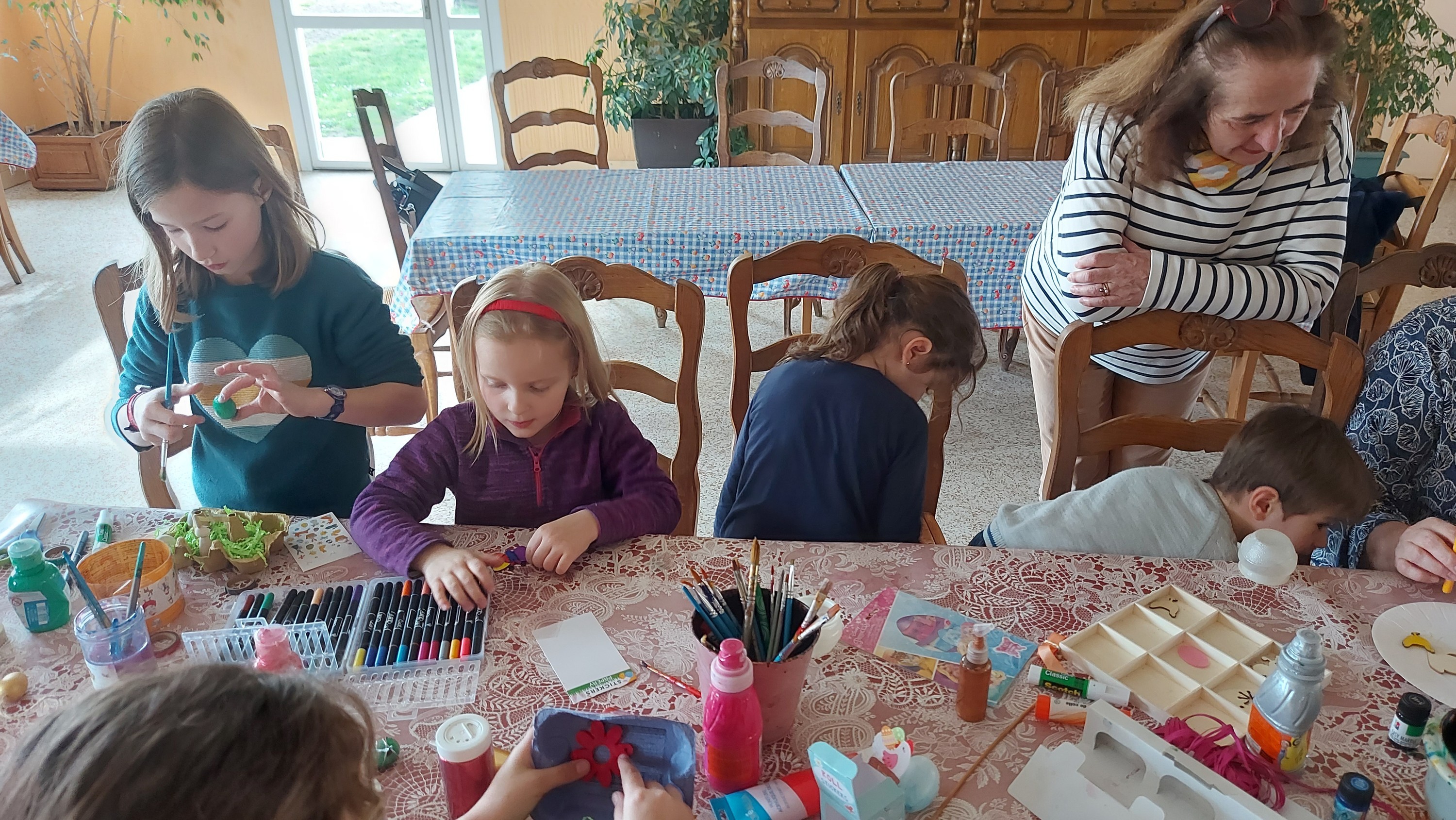 Les enfants décorent avec les conseils de Marylène