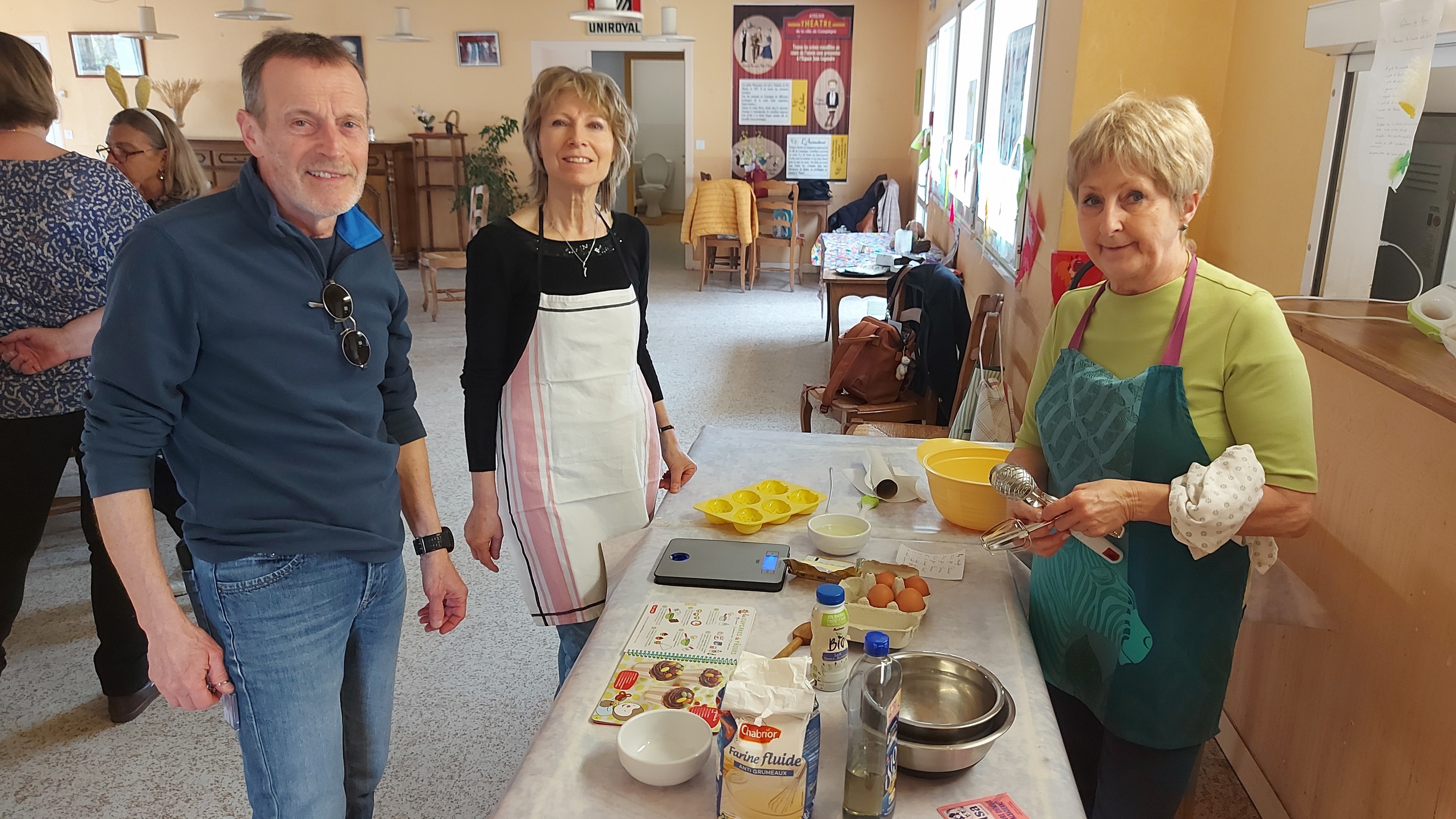 Patrick, Jo et Anne-Marie préparent la pâte