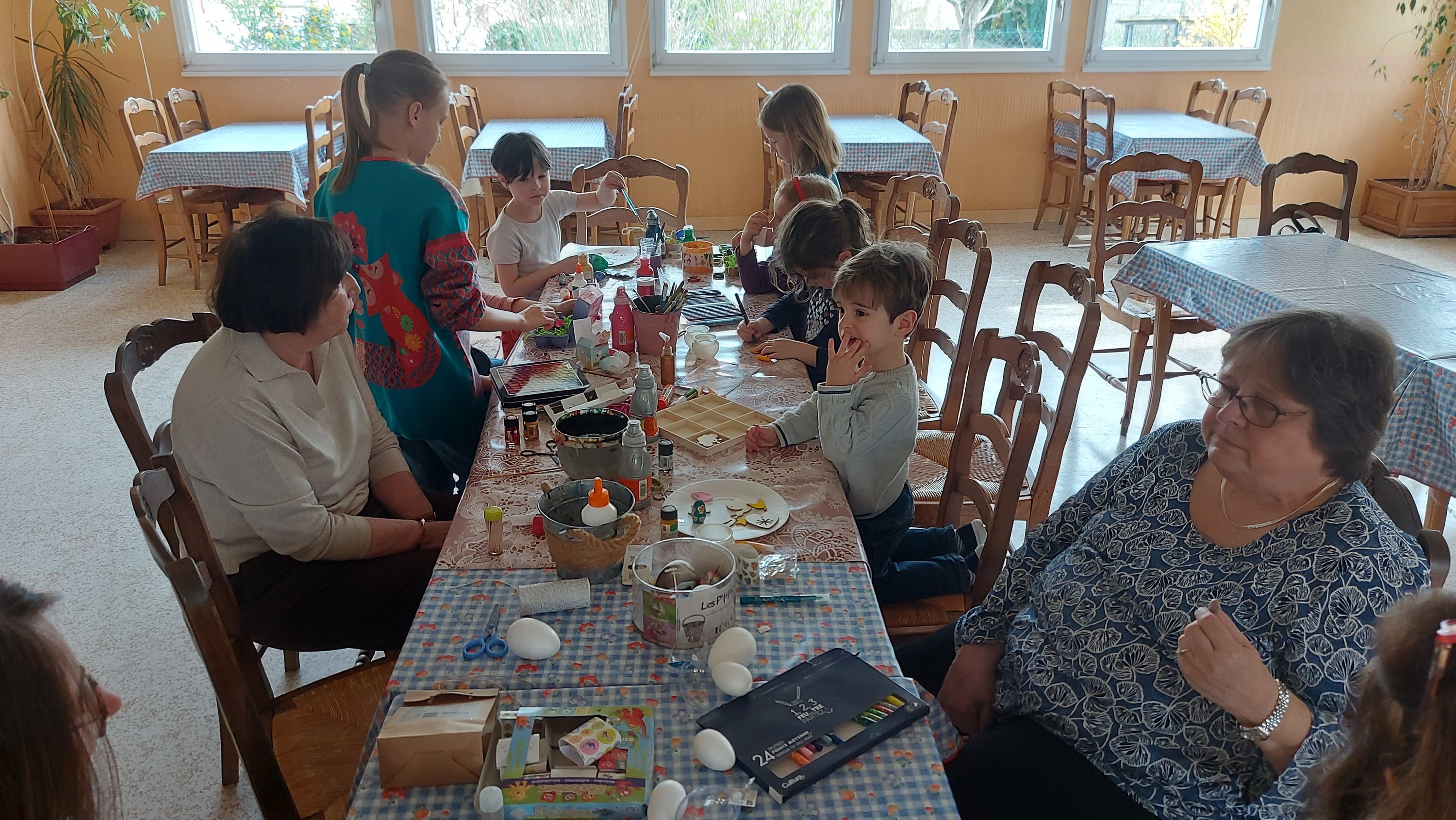 Les enfants en train de décorer sous la direction de Marie-Odile