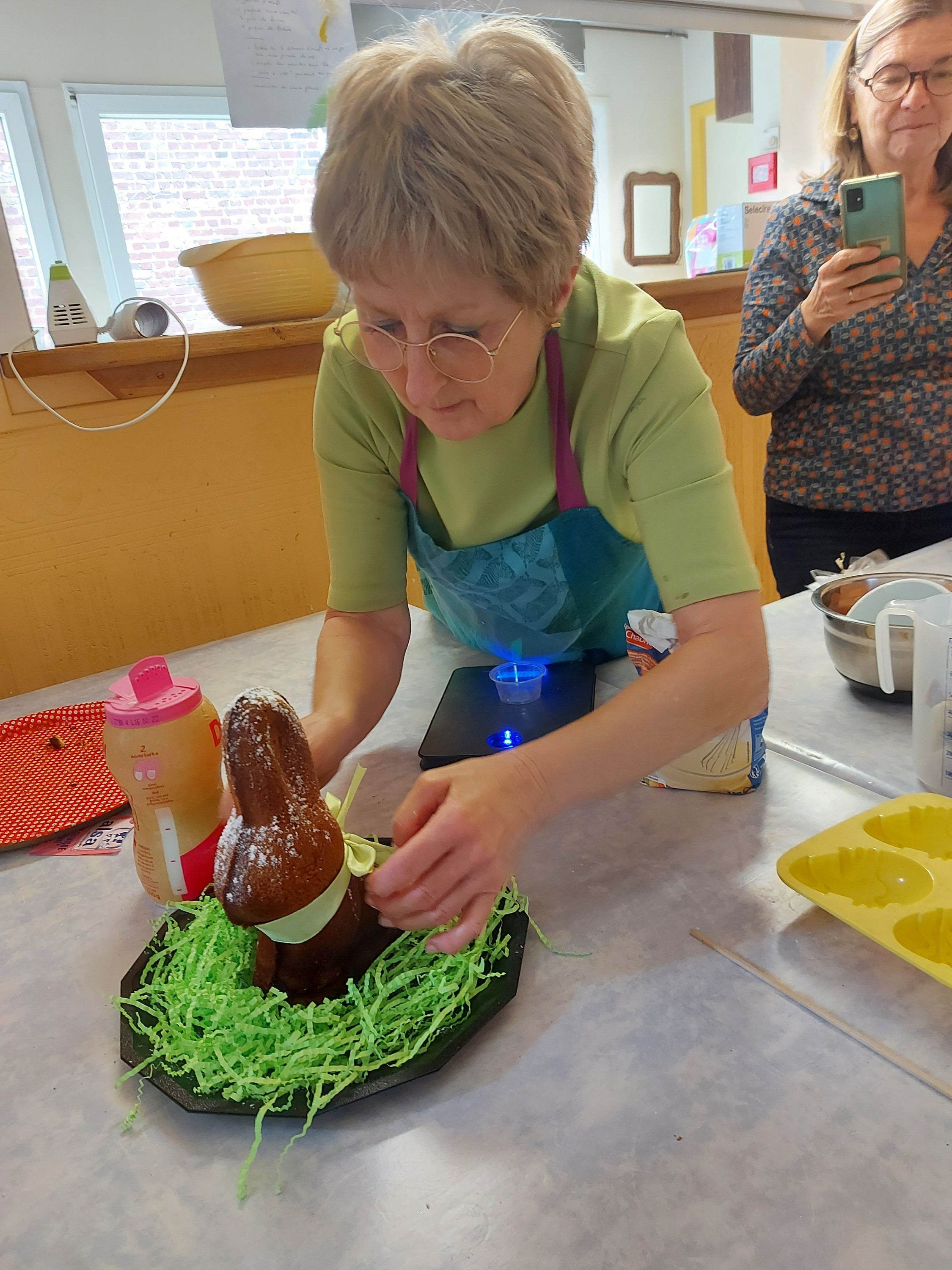Anne Marie décore le lapin de Pâques