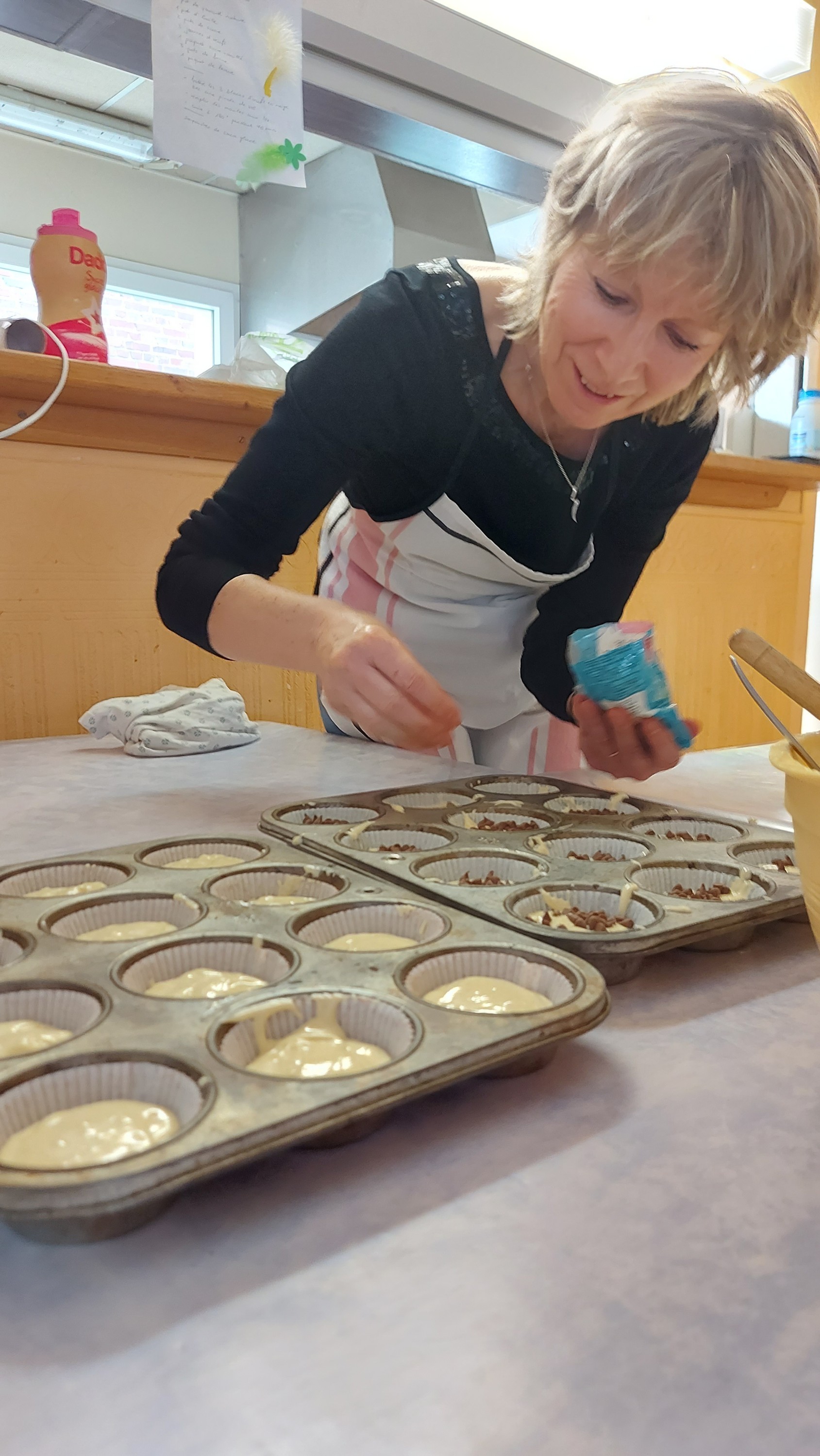 Jo prépare les cup-cakes au chocolat