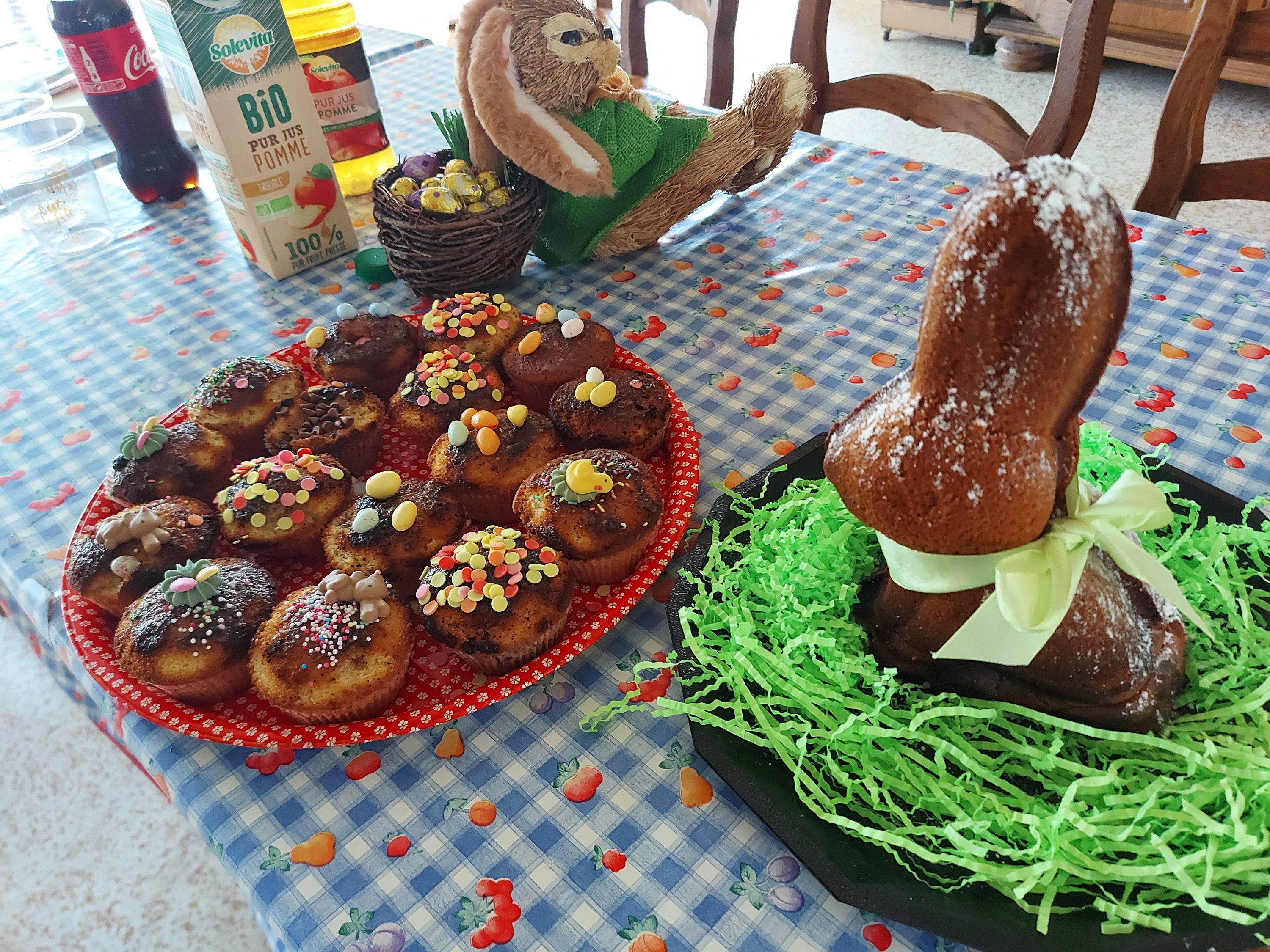 Le lapin et les cup-cakes décorés