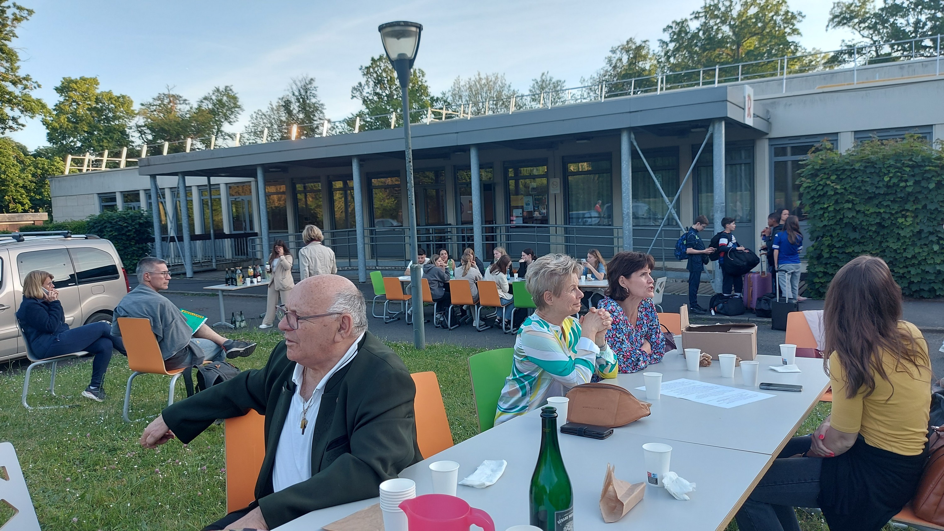 Les tables sorties devant la cafétéria