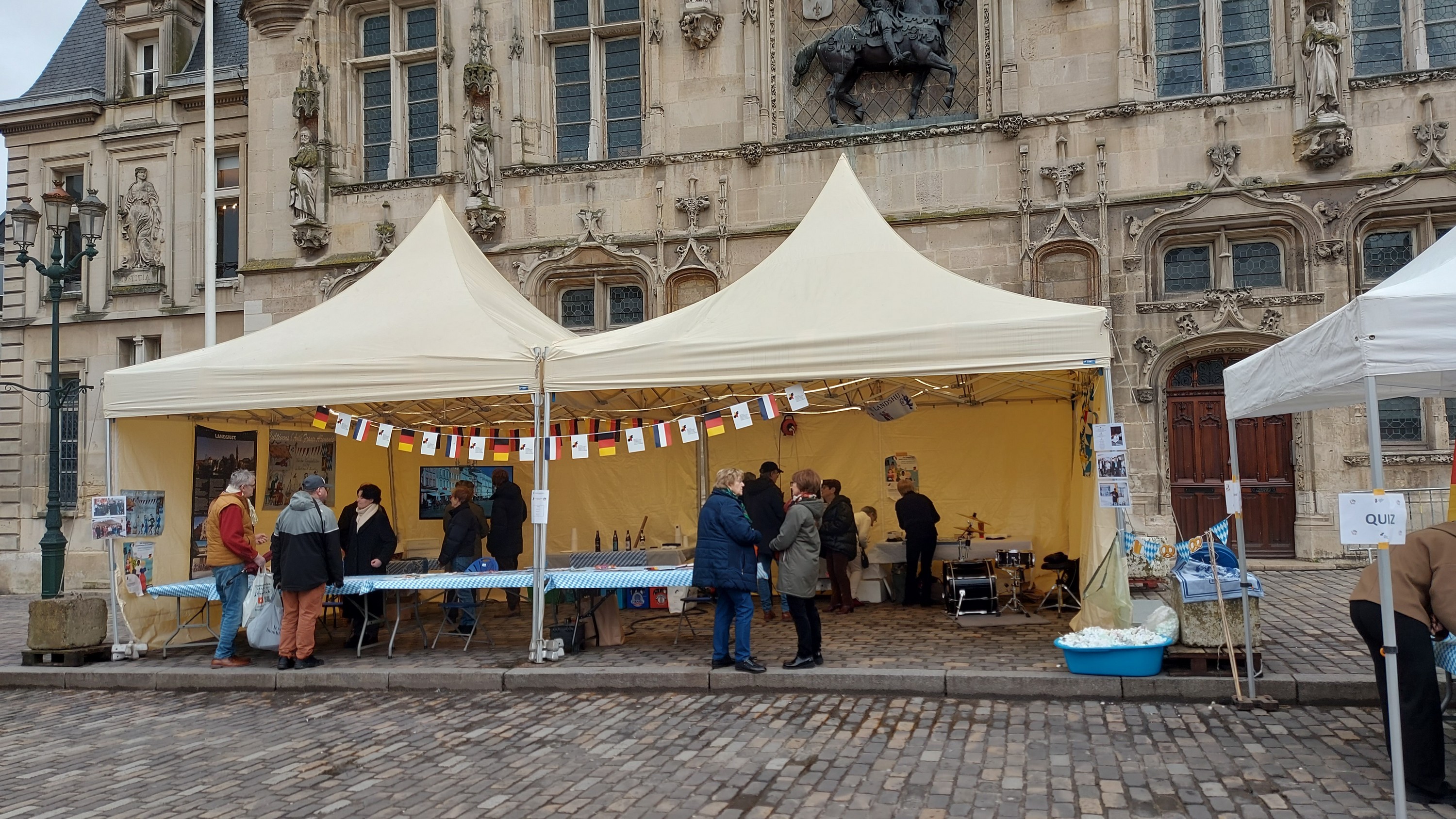 Devant la façade de l'Hôtel de ville
