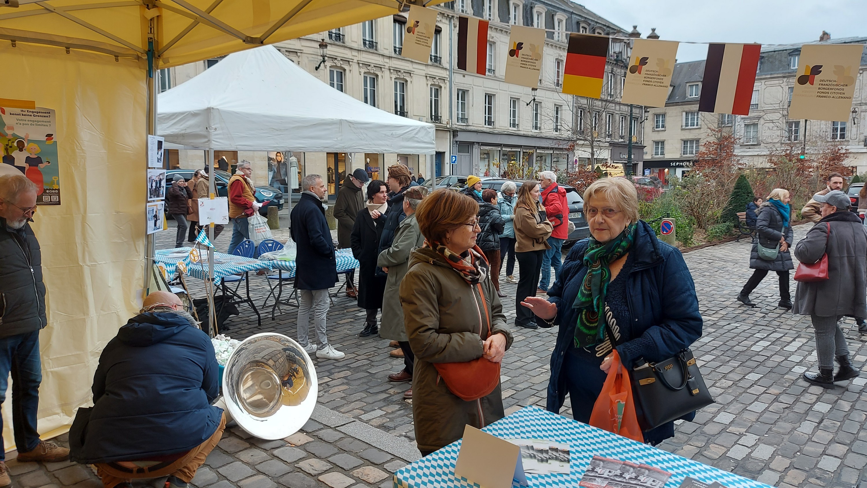 La place vue de l'intérieur du stand