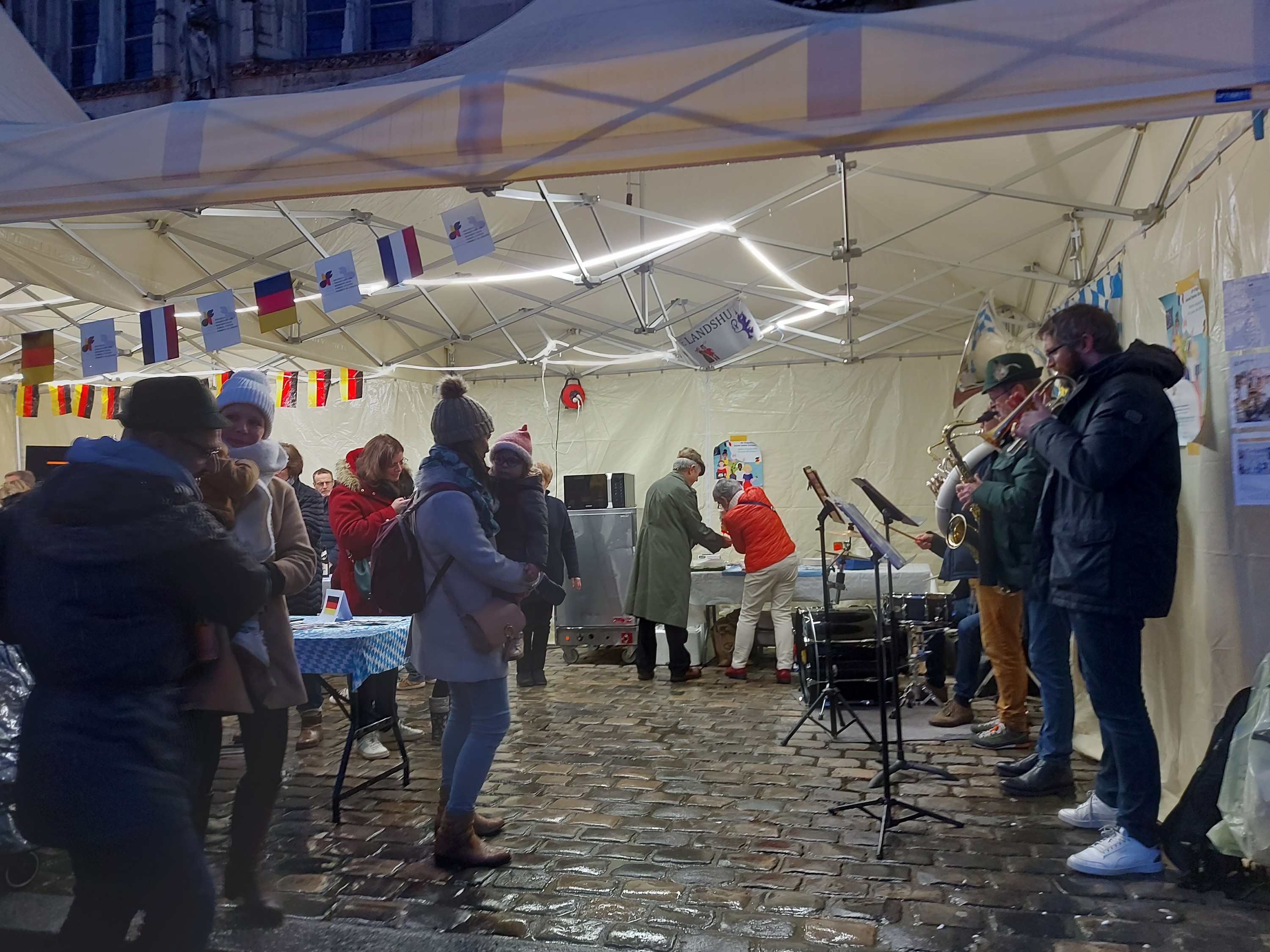 Les pavés luisent sous la pluie