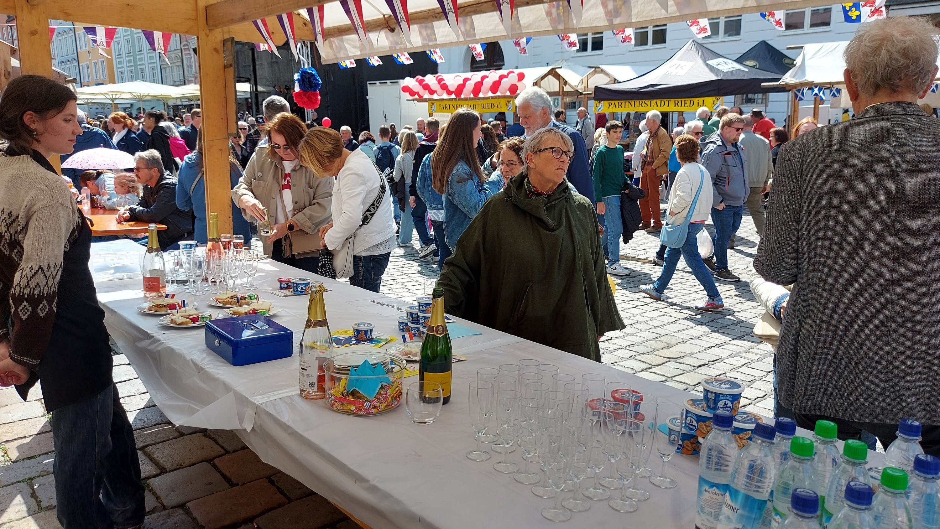 Les badauds vus du stand 
