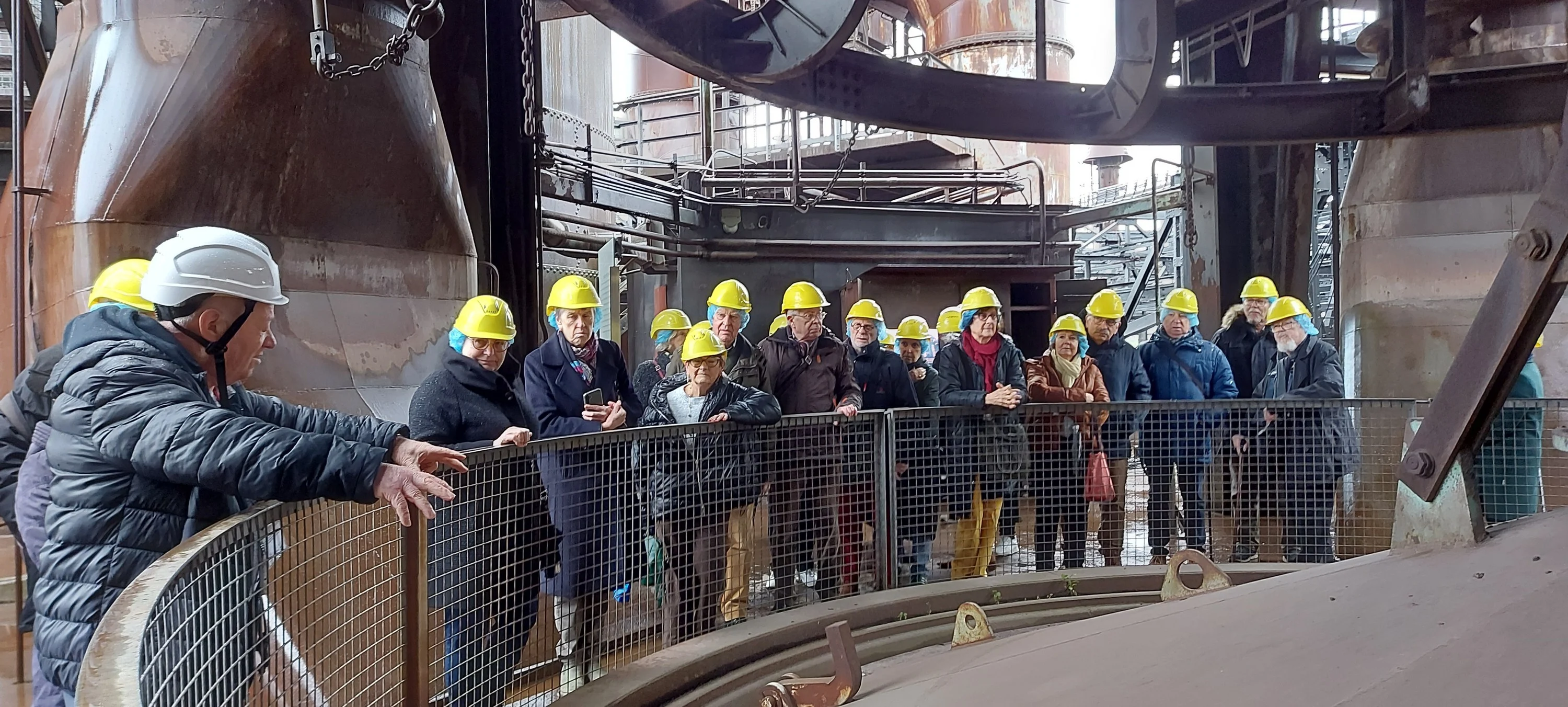 Le groupe écoute le guide autour du gueulard