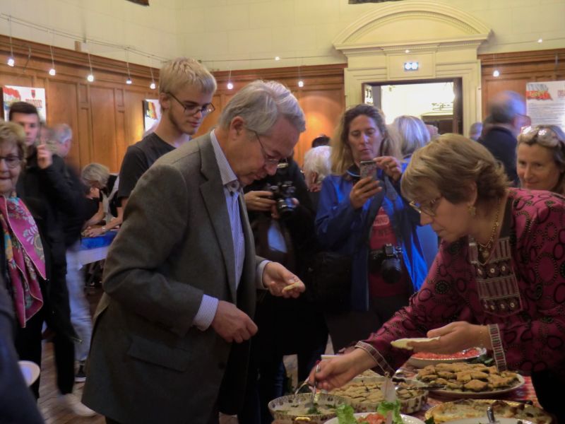 Monsieur le maire fait honneur aux buffets de chaque association