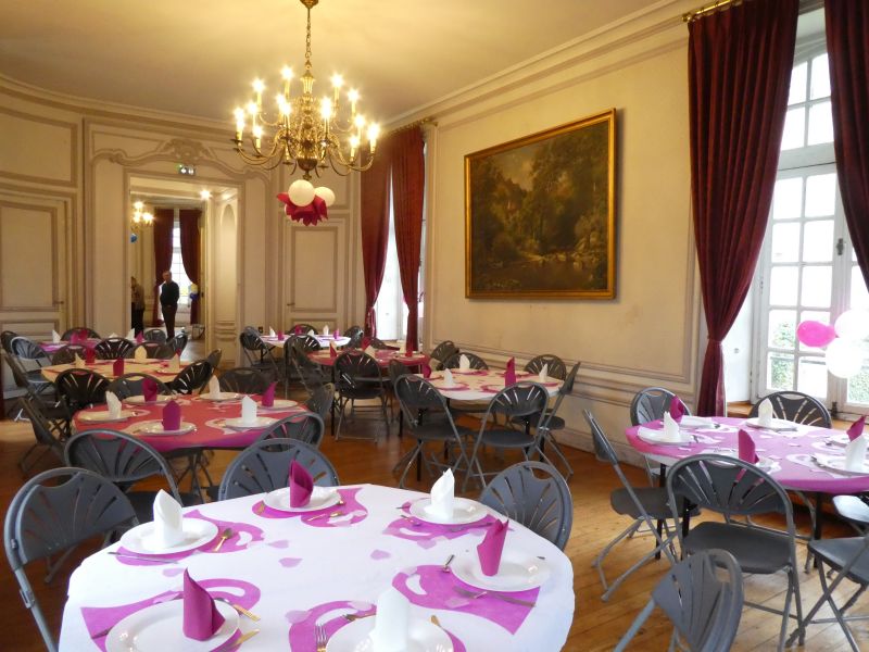 La salle décorée en rose