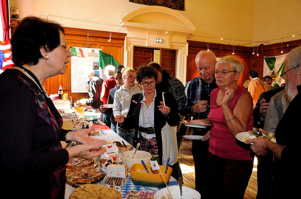 Arielle devant le buffet de Landshut