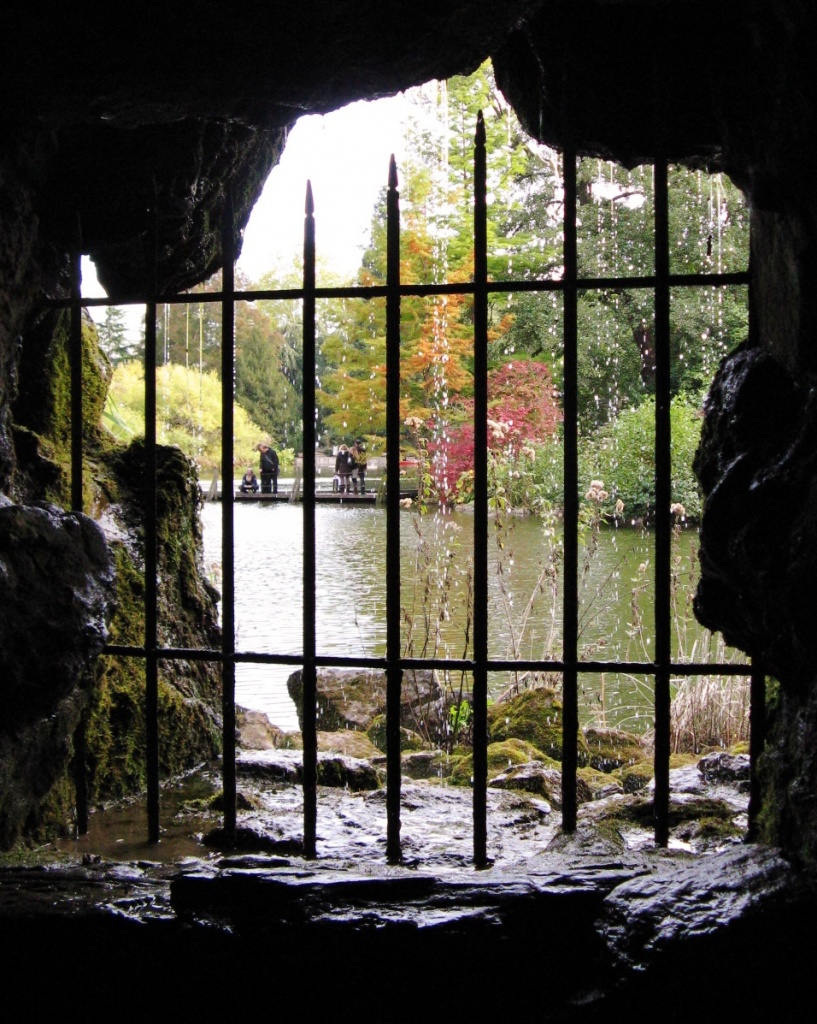 La grotte sous la cascade