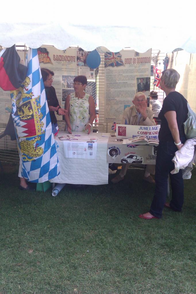 Le drapeau de la Bavière devant le stand de Landshut