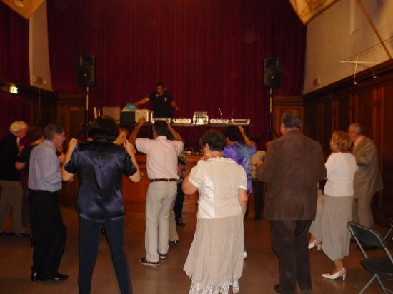 Aprés le repas, musique et danse