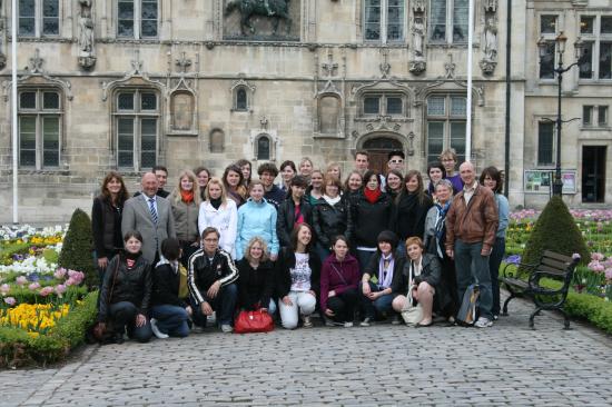 M le directeur Cikanek et son groupe devant l'Hotel de ville de Compiè