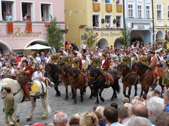 le cortège princier : les musiciens à cheval