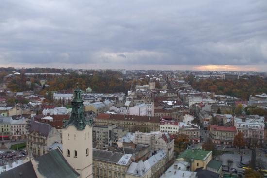 Vue de la ville de Lviv du haut de l'hôtel de ville.