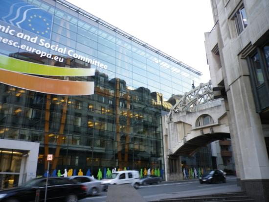 Reflets dans les façades de la Commission Européenne