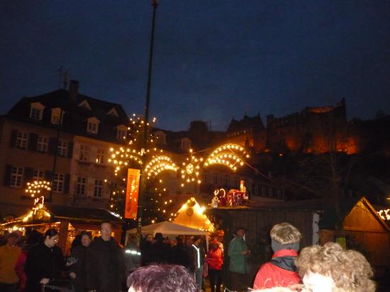 Le chateau en arrière plan du marché de Noël