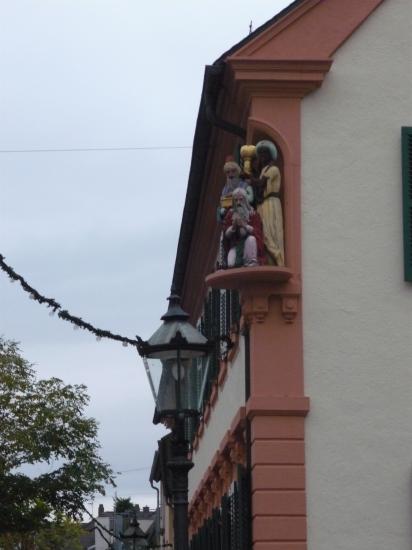 Schwetzingen les Rois Mages statue située sur l'angle d'une école