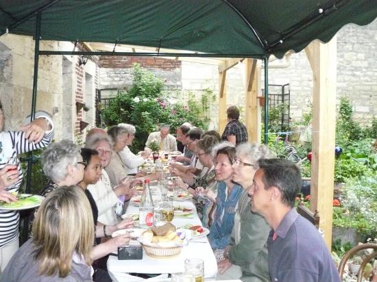 A table au milieu de la verdure