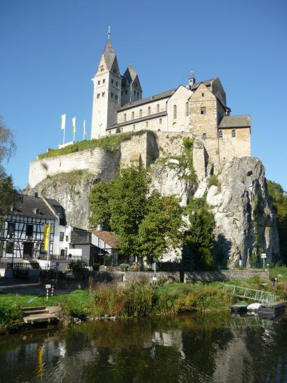 Eglise sur son éperon rocheux au bord de la Lahn