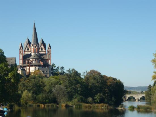 La cathédrale et le vieux pont sur la Lahn