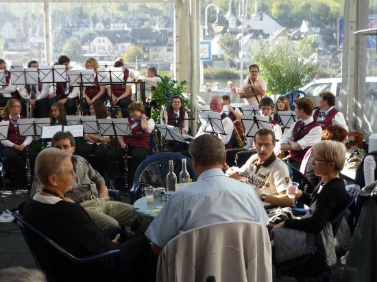 Musique et dégustation du frischer ferderweisser sous la tente