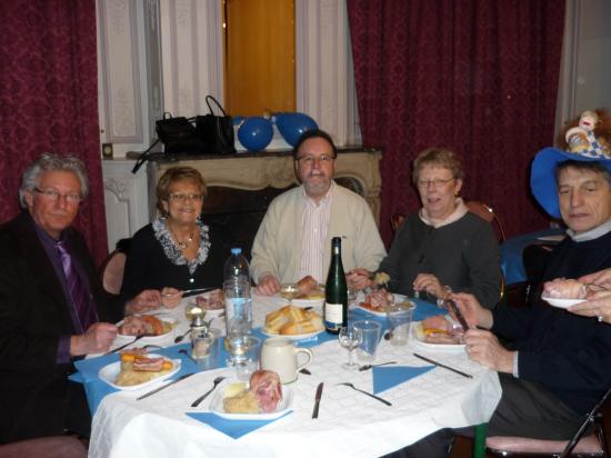 Une table prête à savourer la choucroute