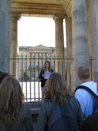 Une des élèves lit un topo sur l'historique du château à ses camarades.