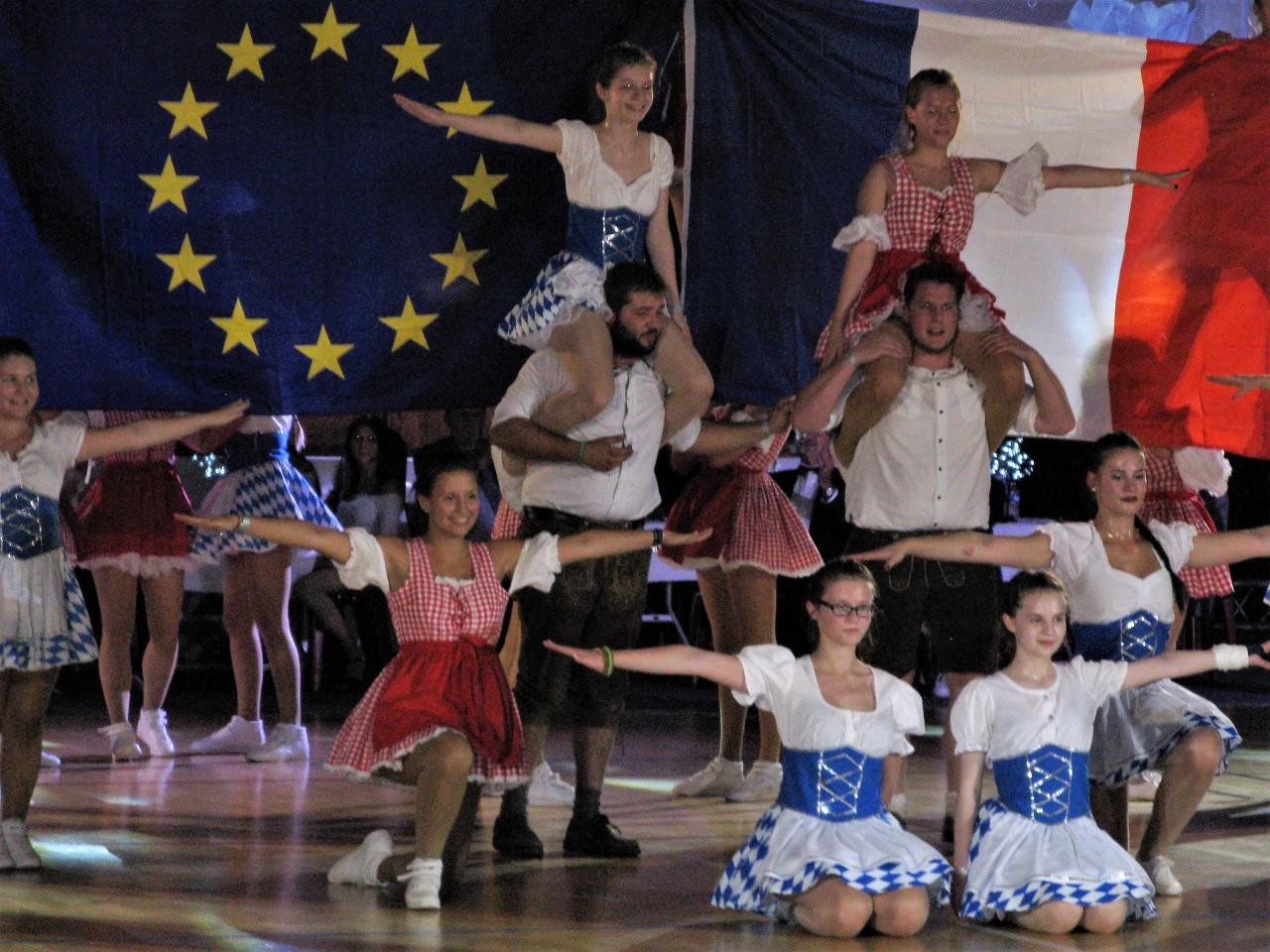 Spectacle du soir avec les drapeaux français, allemand et européen