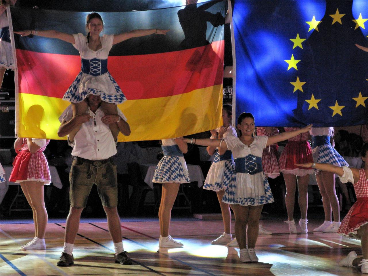 Spectacle du soir avec les drapeaux français, allemand et européen