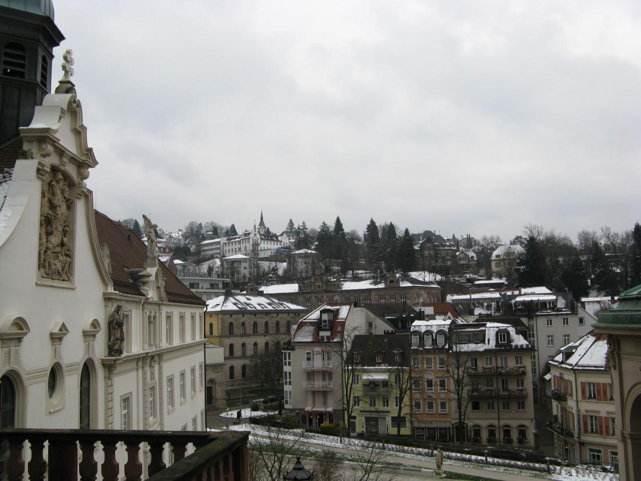 Les toits du centre ville sous la neige