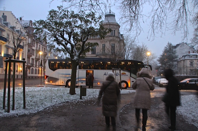 Retour vers le bus sous la neige