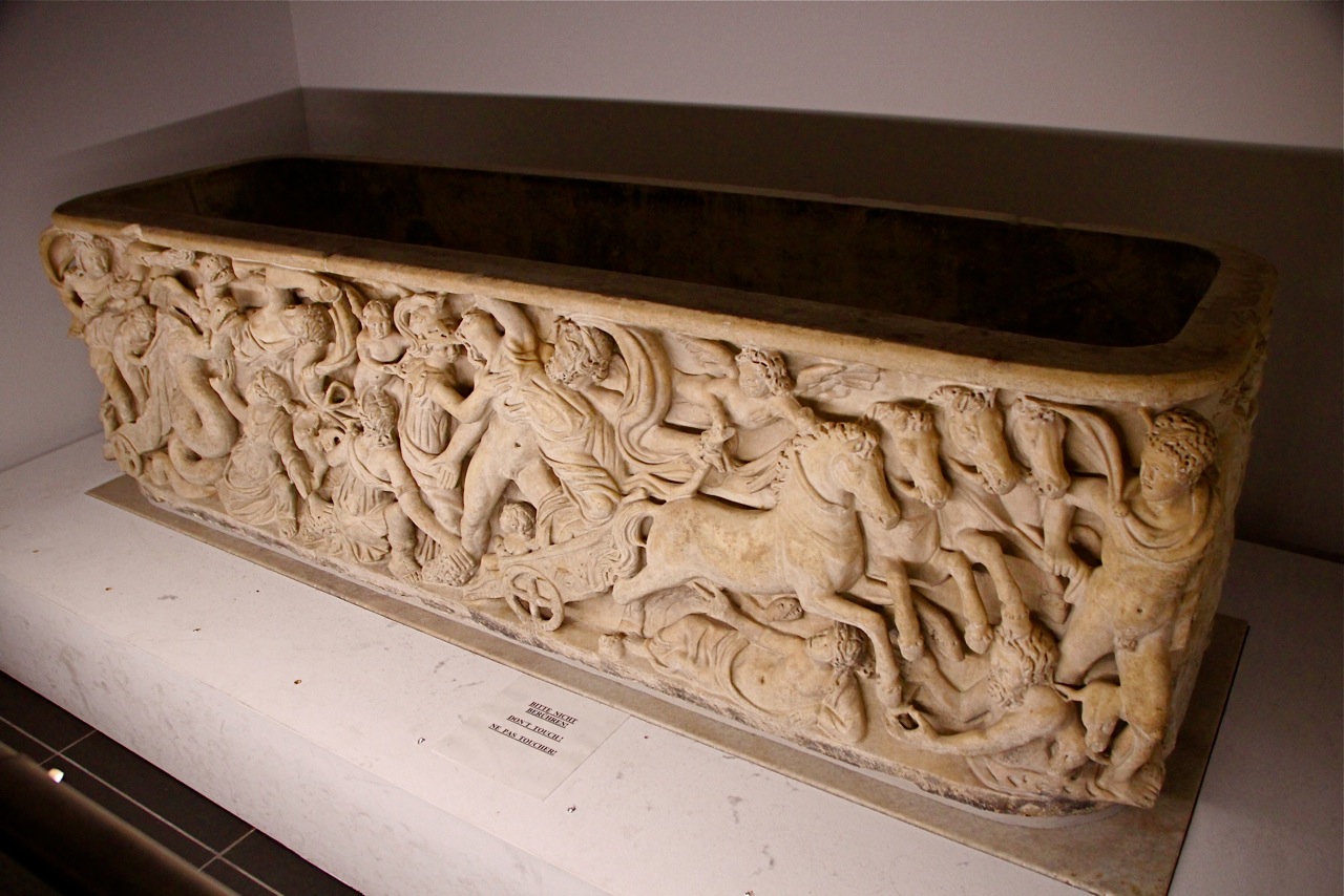 Le sarcophage de Proserpine où Charlemagne fut enterré à sa mort