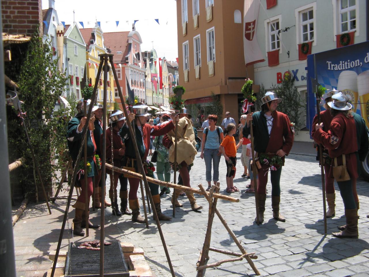 Scènes de rue. La ville en fête.