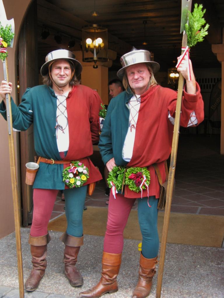 Scènes de rue. La ville en fête.