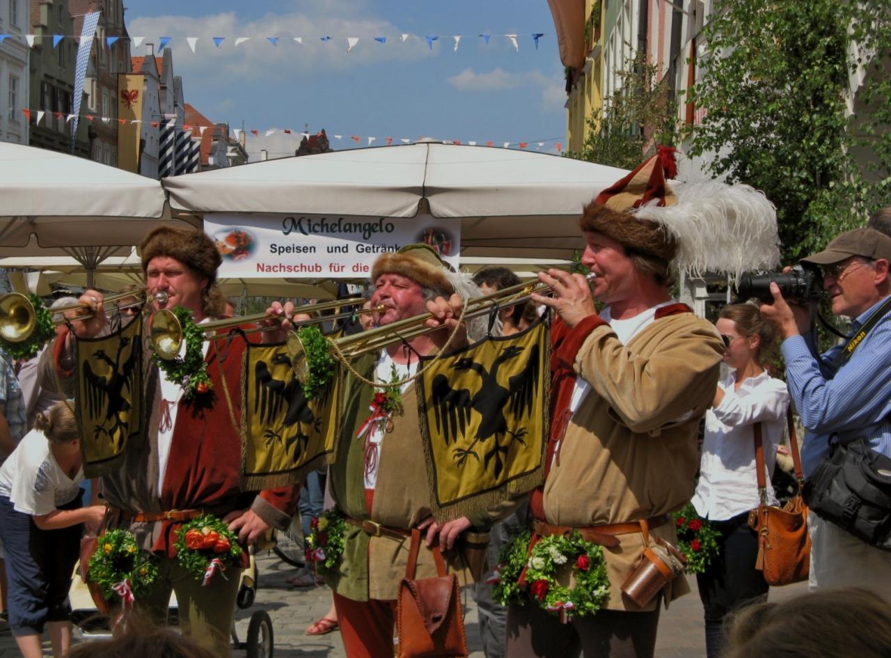 Scènes de rue. La ville en fête.