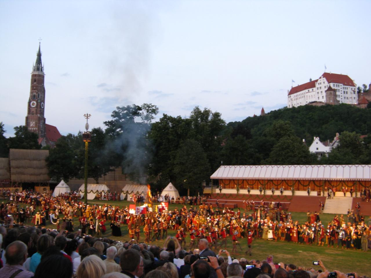 Festliche Spiele im nächtlichen Lager