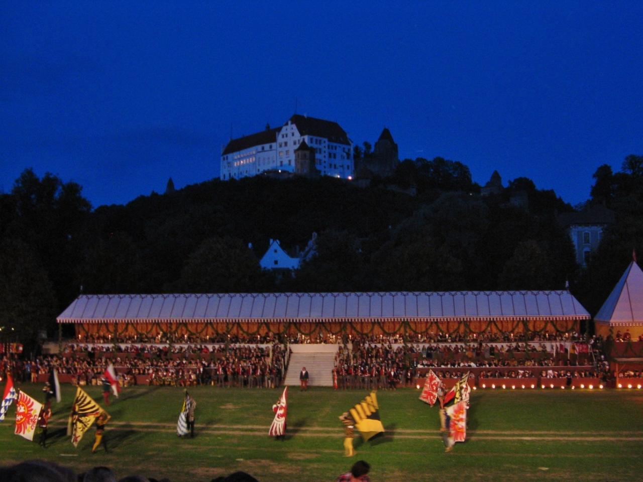 Festliche Spiele im nächtlichen Lager